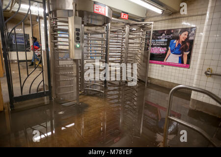 Hohe rad Ausgang und Eingang sind durch "See Chelsea' in der 23. Street Station im Chelsea Nachbarschaft in New York während eines Winters Sturm am Freitag, 2. März 2018. (Â© Richard B. Levine) Stockfoto