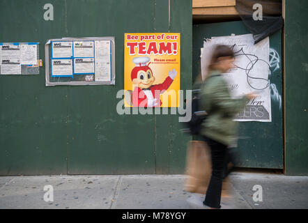 Die Philippinischen Jollibee Fastfood Restaurant wirbt, dass es die Miete ist vor der Eröffnung in Midtown Manhattan in New York am Mittwoch, 28. Februar 2018. (© Richard B. Levine) Stockfoto