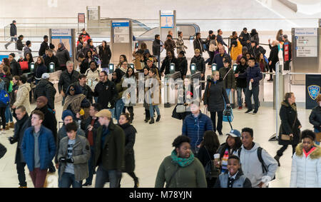 Armeen der Pendler verlassen den Pfad station und Reisen durch das World Trade Center Verkehrsknotenpunkt am Samstag, 3. März 2018. (© Richard B. Levine) Stockfoto