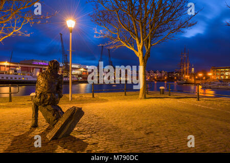 Die Bronzestatue von John Cabot auf schmalen Quay mit Blick auf die Schwimmenden Hafen von Bristol, England. Stockfoto