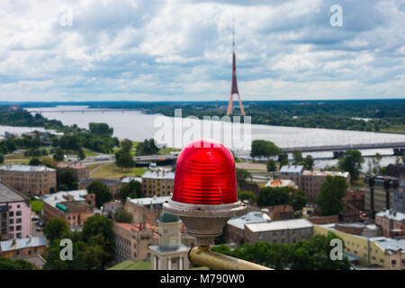 Aircarft Warnleuchte an der Lettischen Akademie der Wissenschaften Gebäude (Zinatnu das Hauptgebäude der Akademija). Stadt Riga auf dem Hintergrund. Lettland Stockfoto