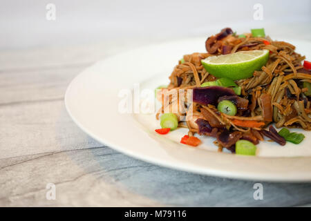 Traditionelle Pad Thai, gebratenen Reis Nudelgericht häufig diente als Street Food und legere Restaurants in Thailand. Stockfoto