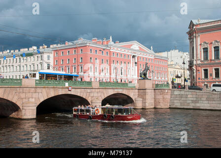 Die Menschen in den touristischen Boot segeln an der Fontanka unter Der Anitschkow-brücke mit dem Pferd Dompteure von Peter Klodt in der Nähe von newski Avenue Stockfoto