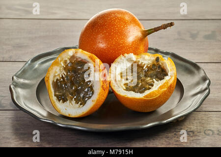 Granadilla, leckere Exotische Früchte auf eine Metallplatte Stockfoto