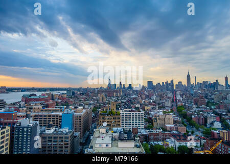 Stürmischen Himmel über der Skyline von New York, Manhattan, New York City Stockfoto