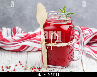 Kalte Rüben Suppe pürieren, mit Rosmarin in einem jar Mason. Gesunden Snack. Selektiver Fokus Stockfoto