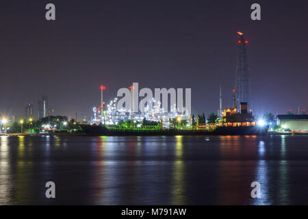 Ölraffinerie am Fluss in der Nacht Stockfoto