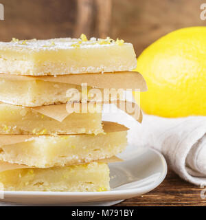 Lemon Bars (Zitrone Quadrate) mit Puderzucker. Ein traditionell amerikanisches Dessert. Selektiver Fokus Stockfoto