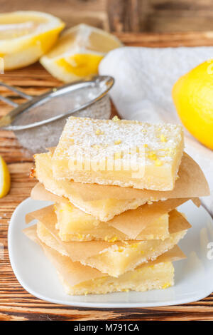 Lemon Bars (Zitrone Quadrate) mit Puderzucker. Ein traditionell amerikanisches Dessert. Selektiver Fokus Stockfoto