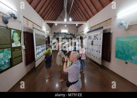 Touristen, die in der Choeung Ek Genozid Museum am Choeung Ek völkermörderischen Center, die Killing Fields, Phnom Penh, Kambodscha Asien Stockfoto