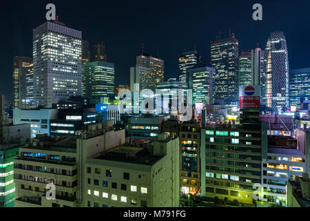 Die Wolkenkratzer in Shinjuku bei Nacht Stockfoto