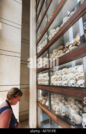 Touristische Blick auf die Kambodscha Killing Fields Denkmal Gebäude in Choeung Ek Völkermord Center Museum, Phnom Penh, Kambodscha Asien Stockfoto