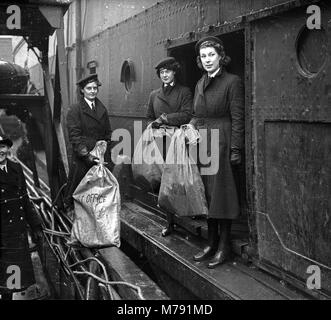 WW2 Royal Navy Post Brief Lieferung an Bord Schiff in Southampton 1942 Stockfoto