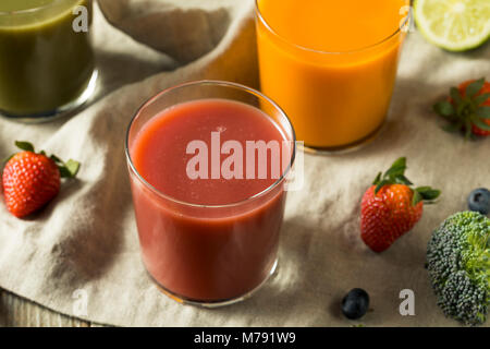 Raw Organic gesunden Entgiftung Säfte aus Obst und Gemüse Stockfoto