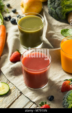 Raw Organic gesunden Entgiftung Säfte aus Obst und Gemüse Stockfoto