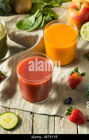 Raw Organic gesunden Entgiftung Säfte aus Obst und Gemüse Stockfoto