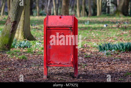 Red Dog Abfallbehälter in Leicester Park in Leicester Stockfoto