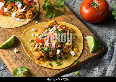 Gesunde hausgemachte Sofritas Tofu Tacos mit Tomaten und Zwiebeln und Koriander Stockfoto