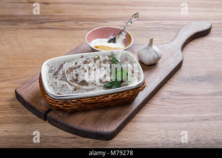 Hausgemachte Marmelade Fleisch mit Senf und Meerrettich auf dem Tisch. Schwarzwildfleisch Stockfoto