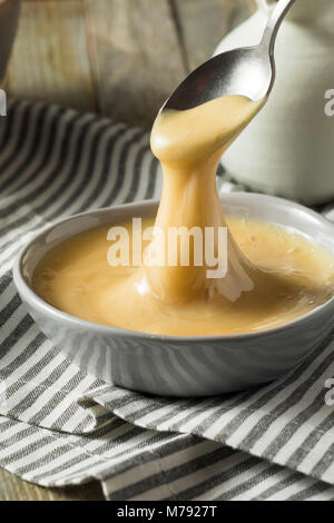 Süße hausgemachte Schlagsahne Honig in eine Schüssel geben. Stockfoto