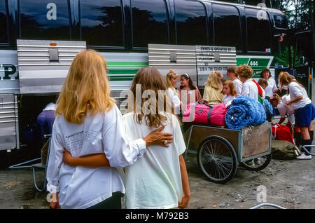 Eine Mutter und Tochter sagen Auf Wiedersehen an den Bus nach Sommer Camp in Vermont, USA, Nordamerika. Stockfoto