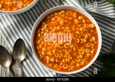 Gesunde Buchstabensuppe in Tomatensoße bereit zu Essen Stockfoto