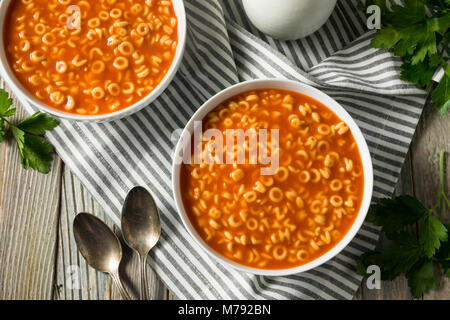 Gesunde Buchstabensuppe in Tomatensoße bereit zu Essen Stockfoto