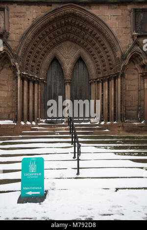 Südseite Eingang zur Kathedrale von Lichfield mit Schritte mit Schnee und Zeichen, zum Haupteingang Lichfield, Staffordshire, England abgedeckt Stockfoto