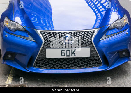 60 K personalisierte Anzahl Platten auf einem blauen Lexus Sportwagen in der Londoner City. Stockfoto