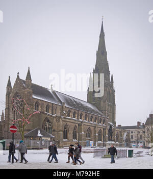 Marienkirche in Unseasonal Wetter mit Schnee auf dem Boden im Marktplatz Lichfield, Staffordshire, England in Unseasonal Wetter am 3. März 2018 Stockfoto