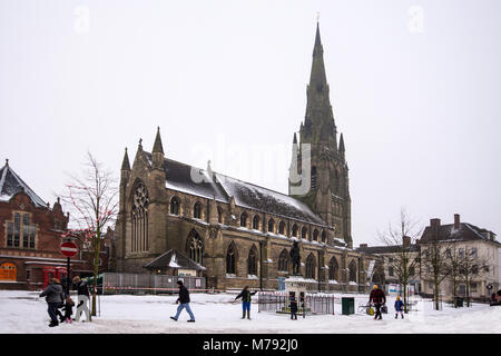 Marienkirche in Unseasonal Wetter mit Schnee auf dem Boden im Marktplatz Lichfield, Staffordshire, England in Unseasonal Wetter am 3. März 2018 Stockfoto