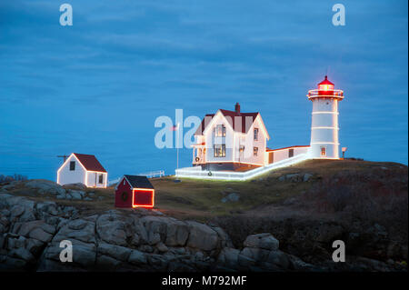 Neue Produkte, die auch als Cape Neddick light bekannt, ist dekoriert und beleuchtet in der Dämmerung während der Ferienzeit in Maineshines, hell, glänzend. Es ist Stockfoto