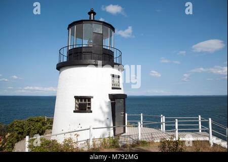 Owls Head Lighthouse sitzt auf einem 100 Fuß Klippe über dem Meer, im Sommer in Maine. Stockfoto