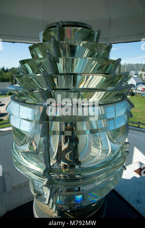 Authentische vierter Ordnung Fresnel Linse an Pemequid Point Lighthouse Tower in Maine verwendet. Stockfoto