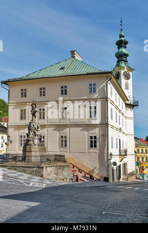 Maria Immaculata Säule und das Rathaus auf dem Hauptplatz der Altstadt von Banska Stiavnica, Slowakei. UNESCO-Weltkulturerbe. Stockfoto