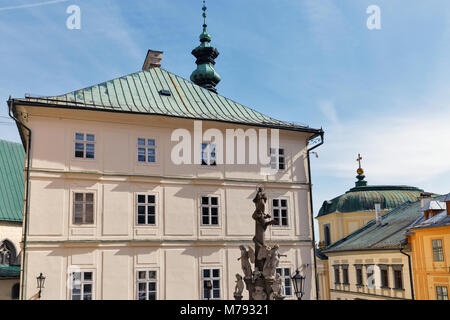 Maria Immaculata Säule und das Rathaus auf dem Hauptplatz der Altstadt von Banska Stiavnica, Slowakei. UNESCO-Weltkulturerbe. Stockfoto