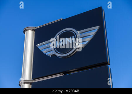 Nürnberg/Deutschland - März 4, 2018: Mini Logo Schild in der Nähe ein Auto Händler in Deutschland. Stockfoto