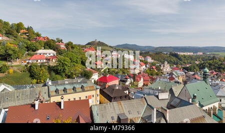 Banska Stiavnica Stadtbild mit Blick auf Golgatha auf dem Hügel, in der Slowakei. Stockfoto