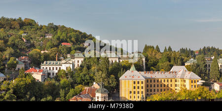 Stadtbild mit Akademie für Bergbau und Forstwirtschaft und Schule der Chemie in der alten Stadt Banska Stiavnica, Slowakei. UNESCO-Weltkulturerbe. Stockfoto