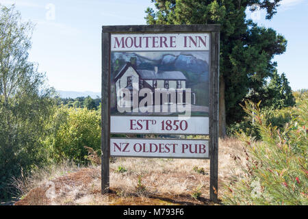 Moutere Inn (NZ älteste Pub) unterzeichnen, moutere Highway, Upper Moutere, Tasman, Neuseeland Stockfoto