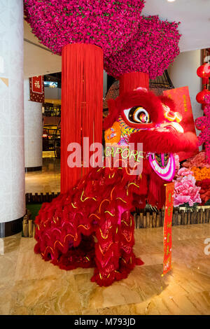 Dekorationen und Chinesischer Drache für Feiern zum chinesischen Neujahrsfest im Foyer des Pan Pacific Marina Bay Hotel, Singapur. Stockfoto