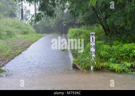 Überflutet Fußgänger- und Radweg nach Stürme und starke Regenfälle, in der Nähe des Bruce Highway Annandale, Townsville, Queensland, Australien Stockfoto