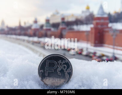 Eine Münze wert eine Russische Rubel vor dem Hintergrund der Moskauer Kreml. Stockfoto