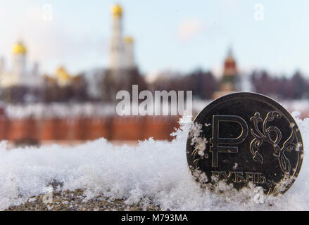 Eine Münze wert eine Russische Rubel vor dem Hintergrund der Moskauer Kreml. Stockfoto