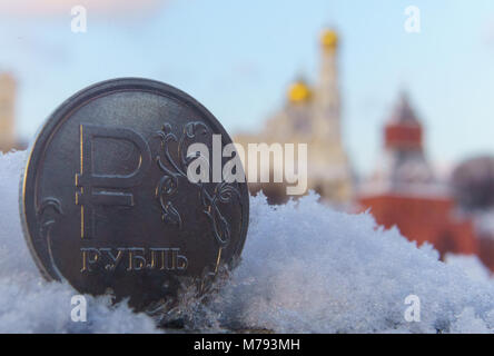 Eine Münze wert eine Russische Rubel vor dem Hintergrund der Moskauer Kreml. Stockfoto
