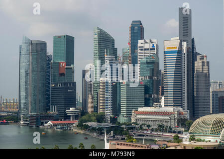 Marina Bay und das Büro Türme und Wolkenkratzer der Finanz- und Geschäftsviertel der Innenstadt von Singapur. Stockfoto