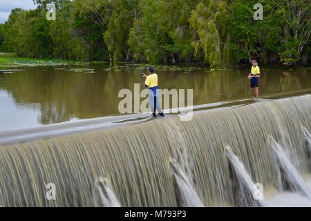 Fischer den barramundi wie Wasserkaskaden über Aplins Wehr nach Stürmen und Starkregen, Aplins Wehr, Townsville, Queensland, Australien Stockfoto