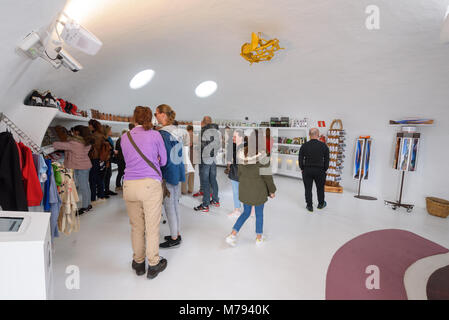 Lanzarote, Spanien - 12. Februar 2018: Innenraum des Geschenk Shop im berühmten Wahrzeichen Mirador del Rio, touristische Attraktion in Lanzarote, Kanarische Inseln. Stockfoto