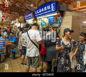 Die Menschen in der Warteschlange Hainanese chicken Rice von der beliebten Tian Tian Hainanese Essen bestellen in der Maxwell Food Centre, Singapur. Stockfoto