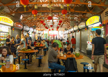 Maxwell Food Center voll von Touristen und Einheimischen zu Mittag essen. Stockfoto